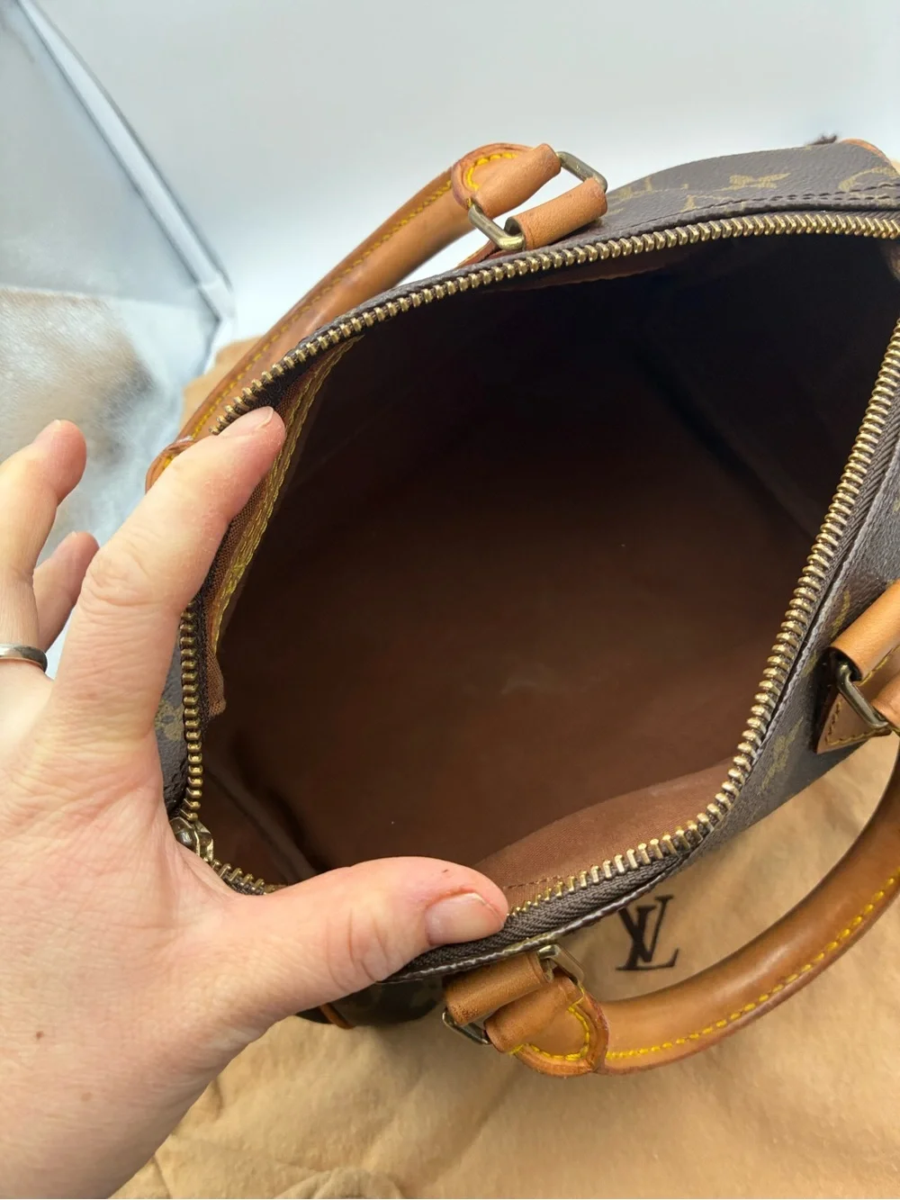 Louis Vuitton Monogram speedy 25 bag with LV dust bag & lock & key discontinued
